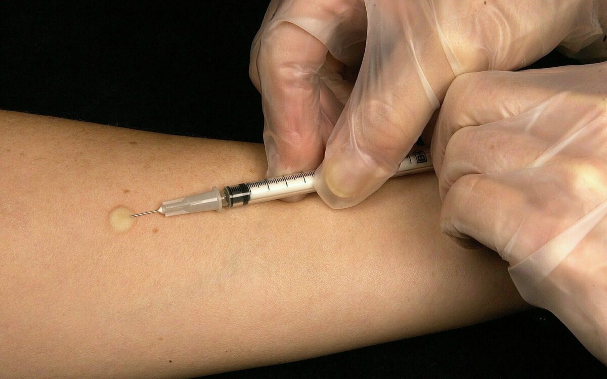 Corona-Impfung eine Spritze wird in einen Arm gestochen Corona-Impfung eine Spritze wird in einen Arm gestochen